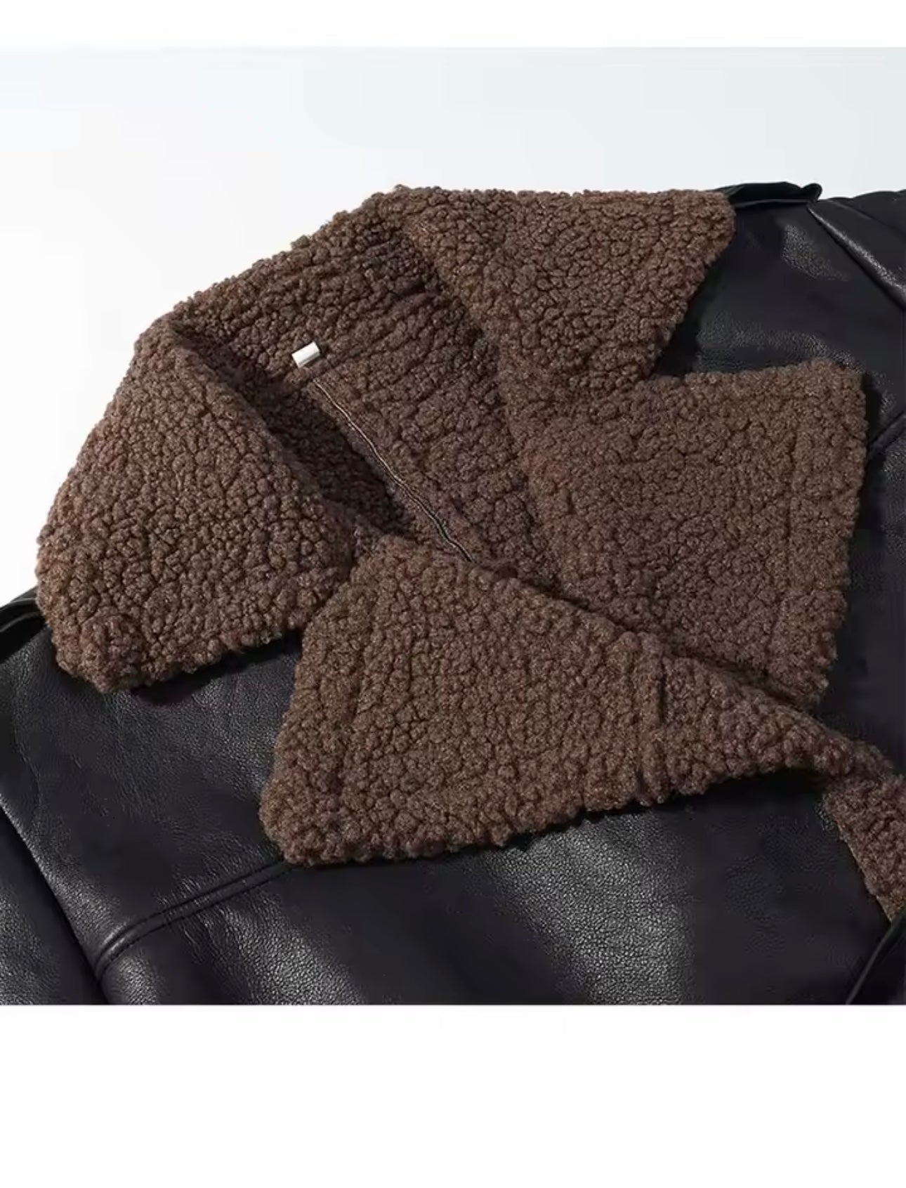 Trendige braune Teddy Lederjacke Short Black Sheepyy – Cropped-Kunstleder für Winter Outfits