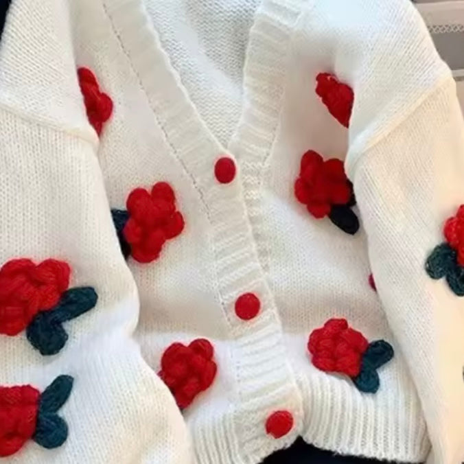 Weiße Rossyy Strickjacke mit roten gehäkelten Rosen und Knöpfen, gestrickter Damen Cardigan im Oversize Look.