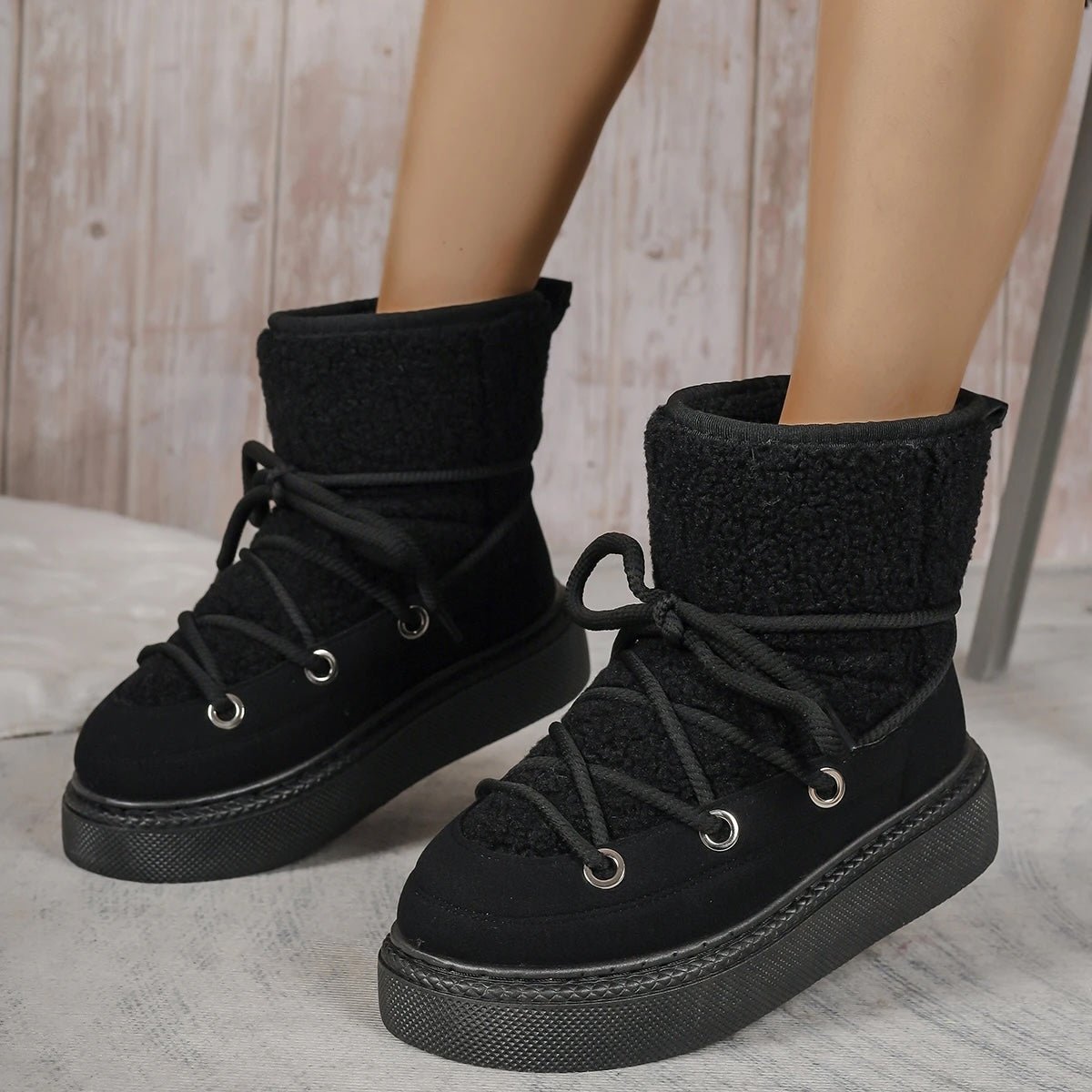 Bettyy Big Boots - Cozy Wool Craft. Schwarze Damen Winterstiefel – gefütterte Schneeboots mit Fell und robuster Schnürung