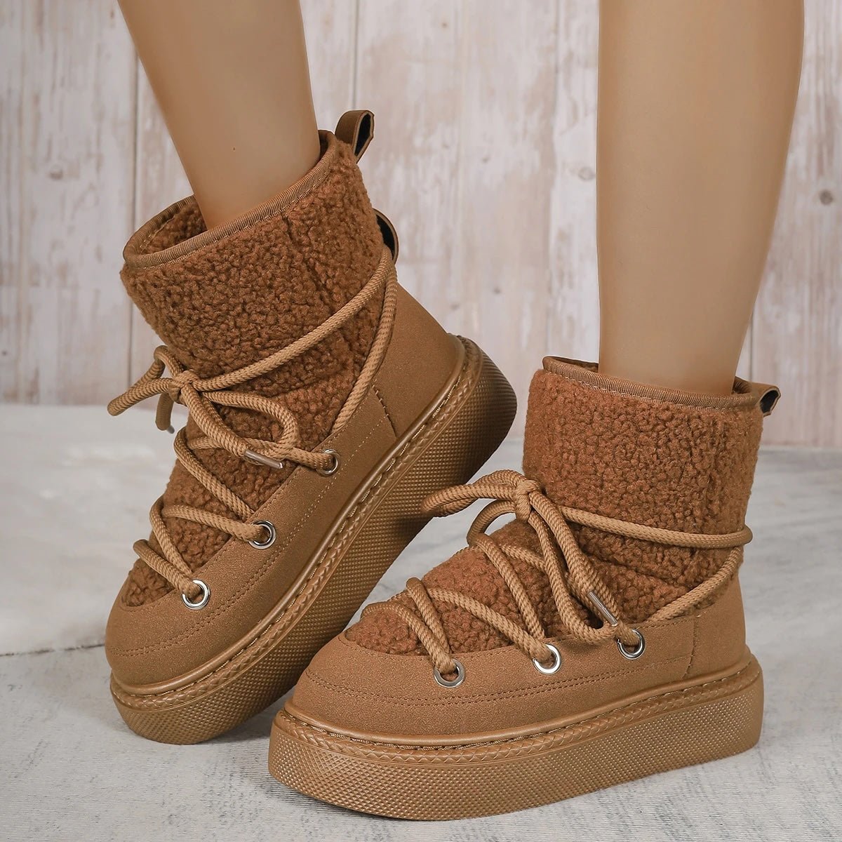 Bettyy Big Boots - Cozy Wool Craft. Braune Damen Winter Boots – stylische Schneestiefel mit Fell und Schnürung