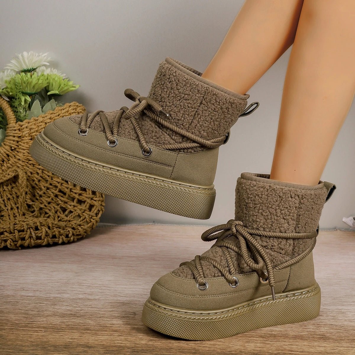 Bettyy Big Boots - Cozy Wool Craft. Olivegrüne Winter Boots Damen – warme Schneestiefel mit breiten Schnürsenkeln