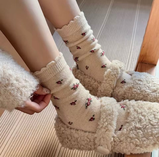 Beige Koreanyy Socken mit süßem Blumenprint, weiche gestrickte Wollsocken im koreanischen Stil, ideal für Zuhause oder Winter-Outfits.