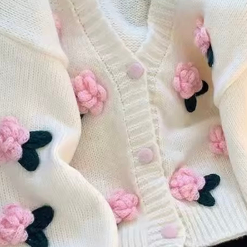 Rossyy Flower Strickjacke in Weiß mit rosa gehäkelten Blumen, gestrickter Damen Cardigan im verspielten Crochet Style.