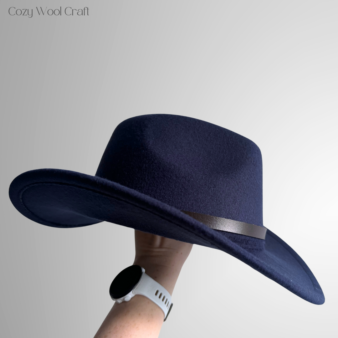 Westernhut Dunkelblau getragen – eleganter Cowboy Stil für Damen und Herren