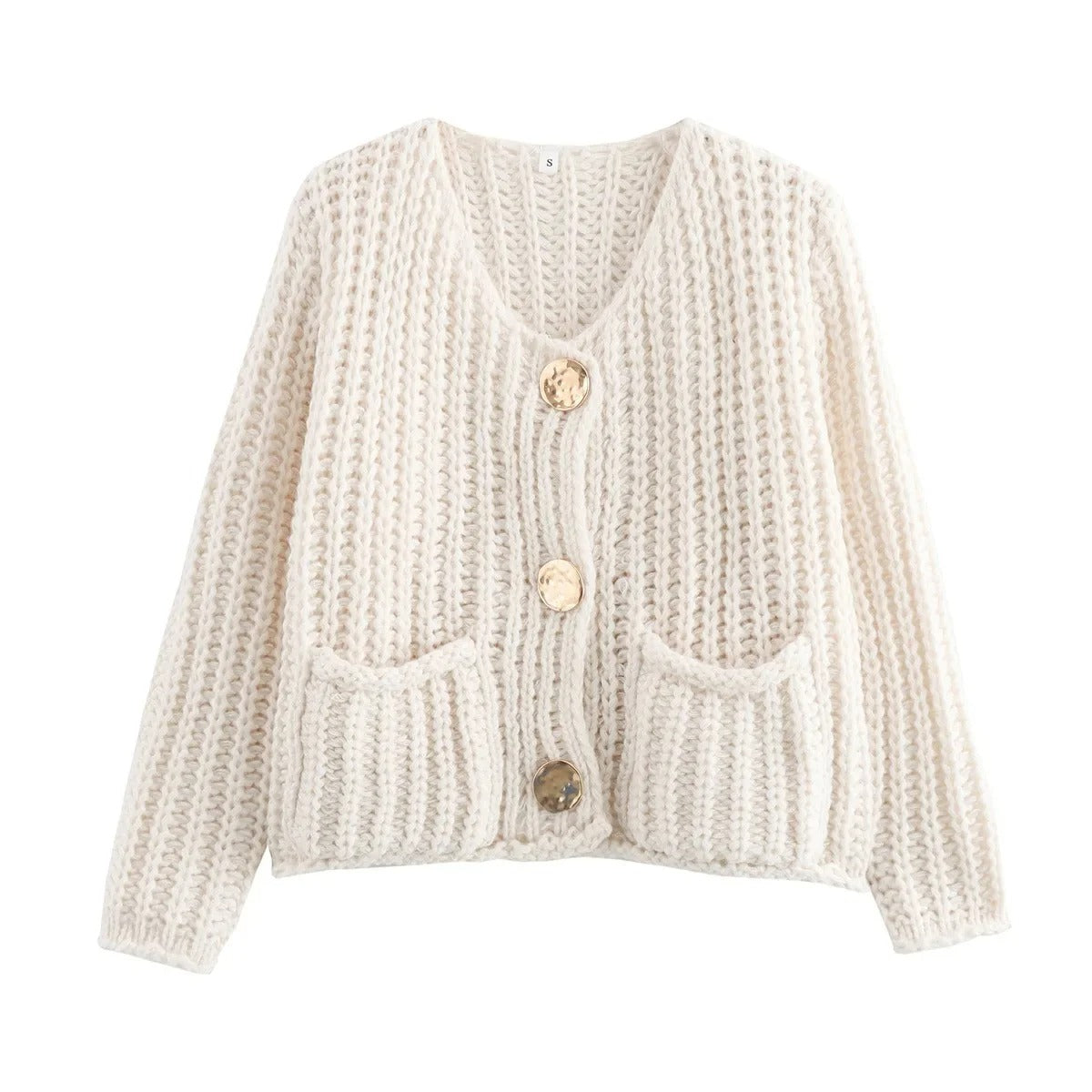 Gerdyy Strickjacke in Beige – zeitlose Grobstrickjacke mit goldenen Knöpfen