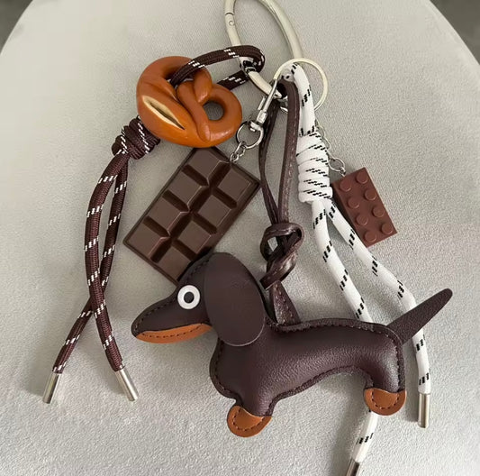 Hundyy Dackel Schlüsselanhänger in Braun aus PU-Leder, süßer Taschenanhänger für Damen Taschen und Rucksäcke.