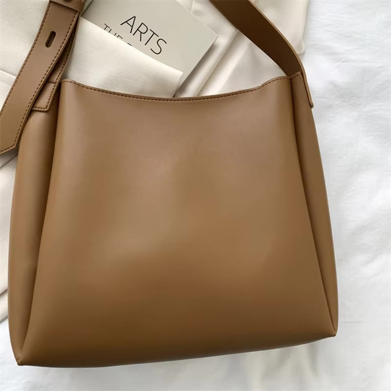 Softyy Leather Shopper Bag Braun – Detailaufnahme mit A4-Innenfach und stabilem Gurt