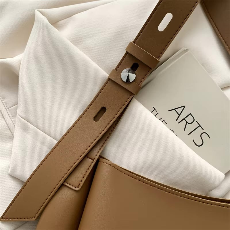 Softyy Shopper Bag in Braun – Detailaufnahme Leder und Verschluss, hochwertige Verarbeitung