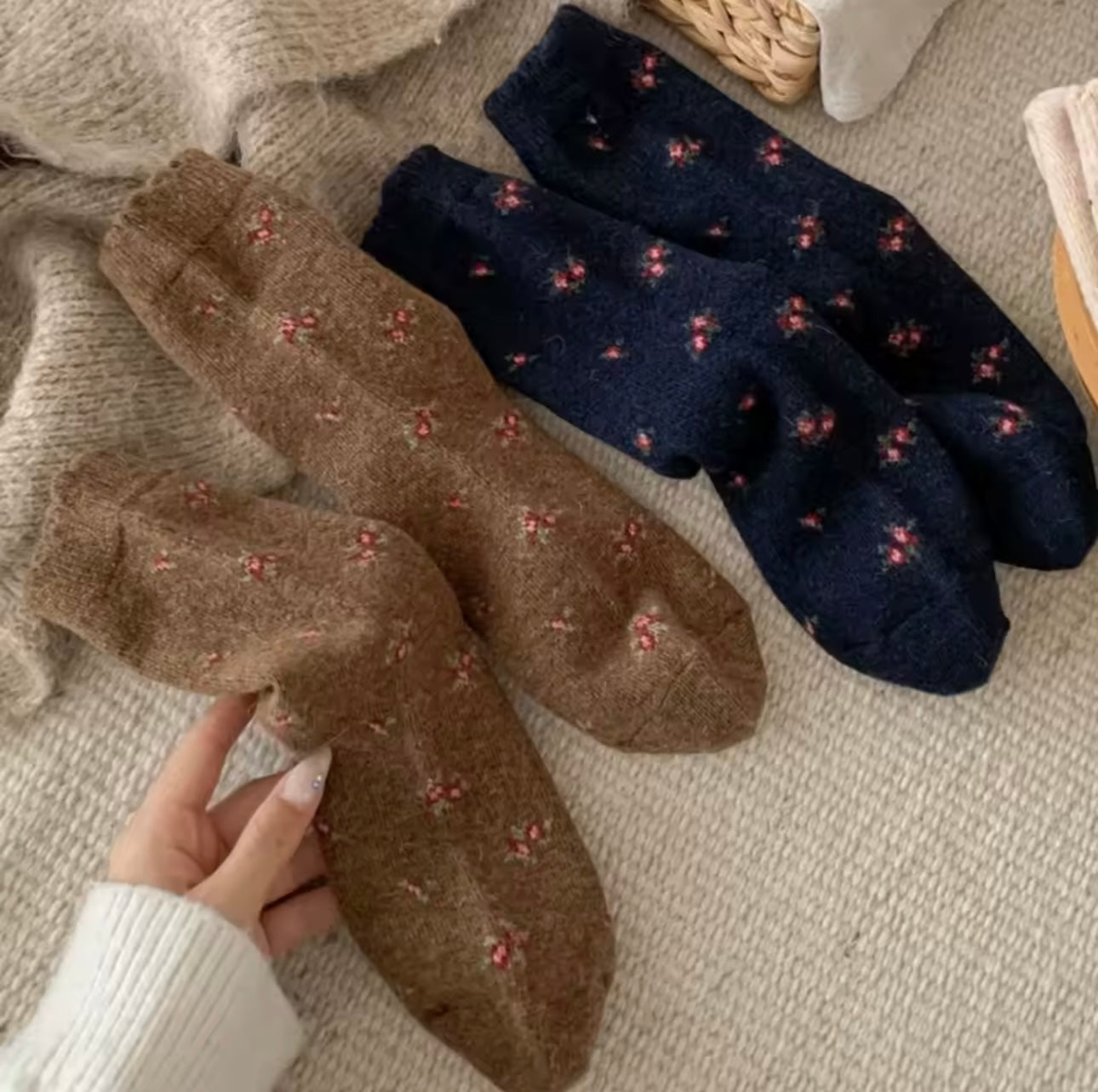 Koreanyy Wollsocken in Braun und Dunkelblau mit zarten Blumenmotiven, dicke warme Socken für Damen, gemütlicher Cozy Winter Look.