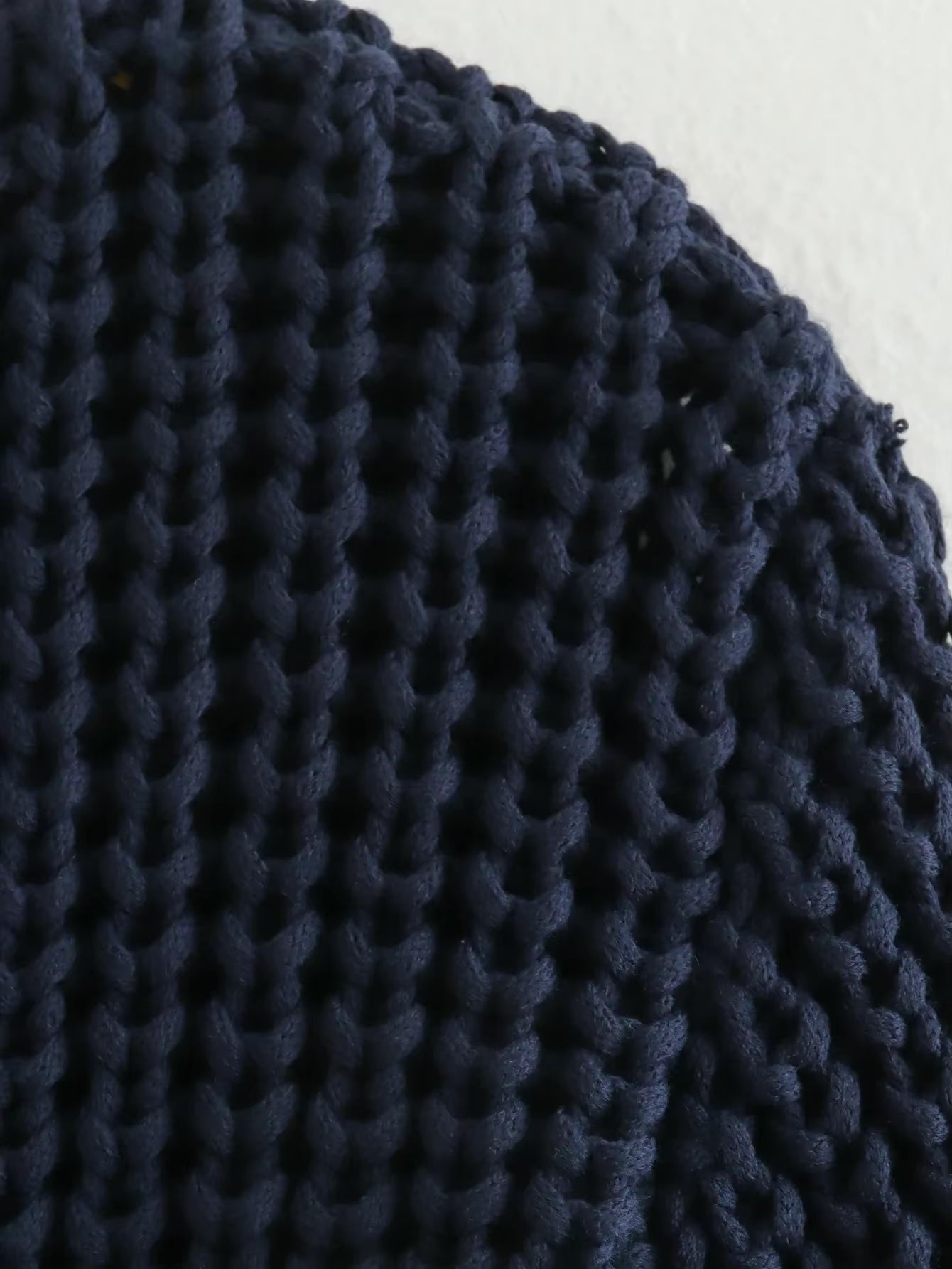 Detailaufnahme der Gerdyy Strickjacke in Dunkelblau – feine Grobstrickstruktur