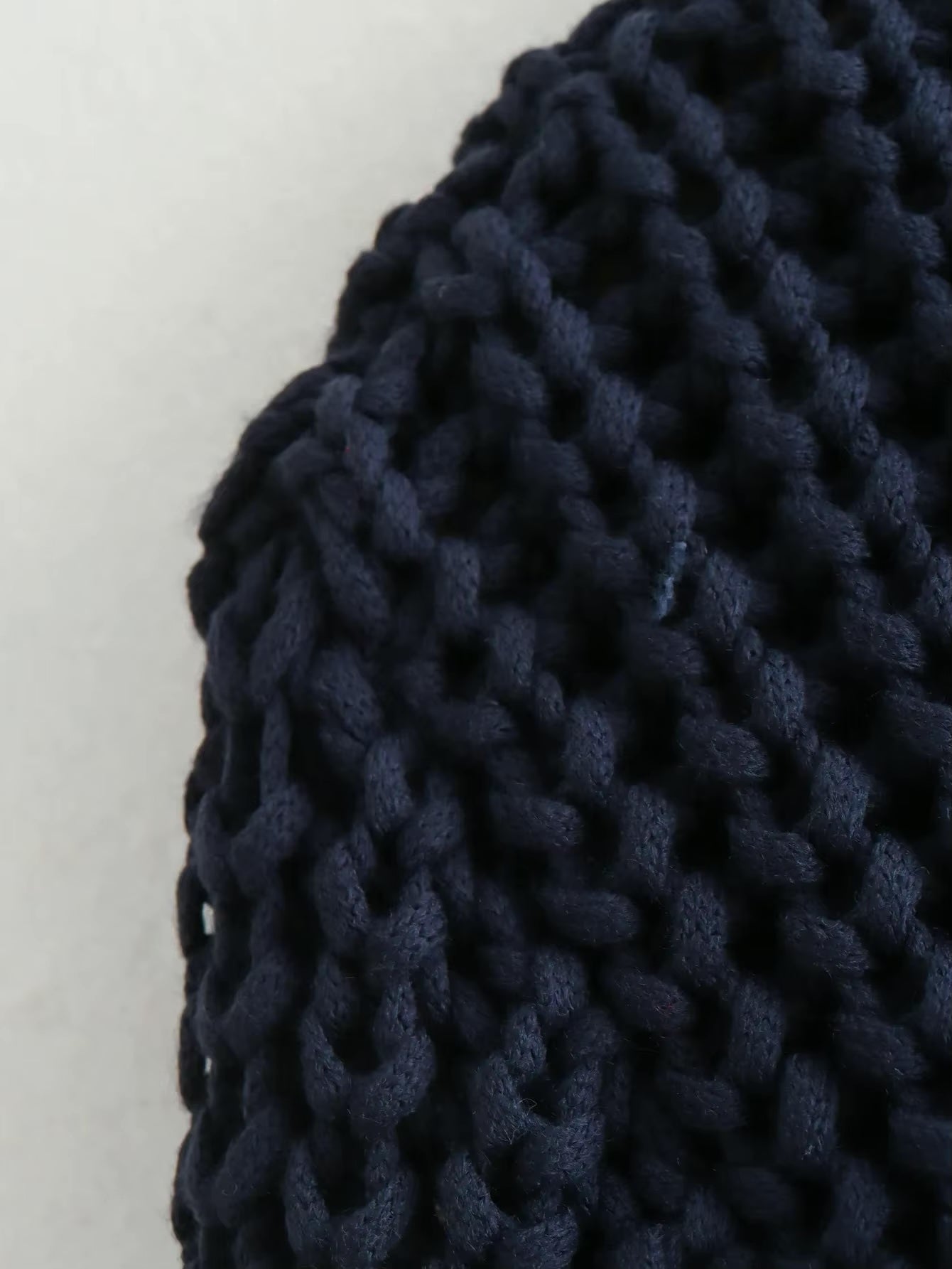 Nahaufnahme Ärmelabschluss Gerdyy Strickjacke in Dunkelblau – hochwertige Verarbeitung
