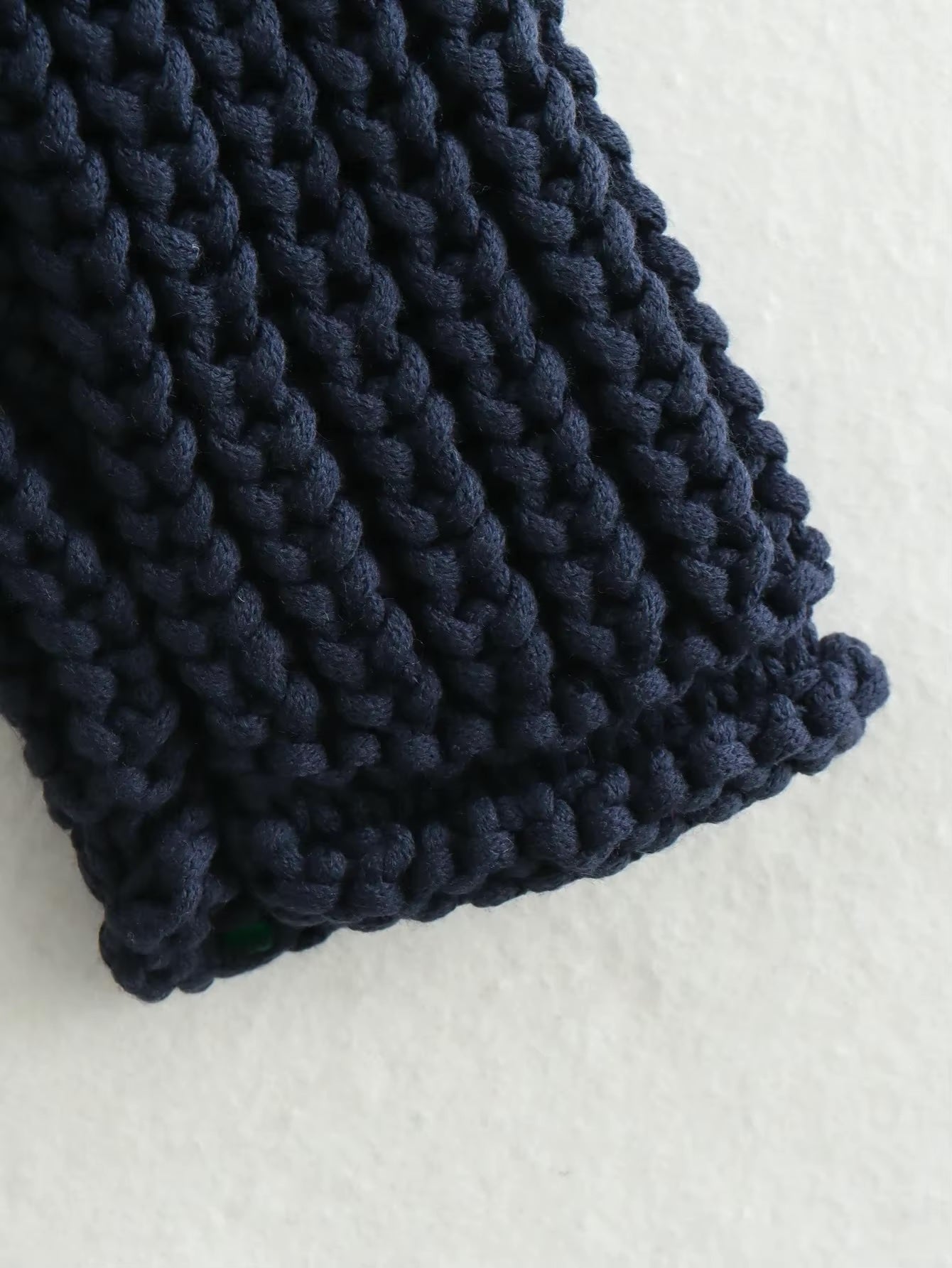 Detailaufnahme Saum der Gerdyy Strickjacke in Dunkelblau – grobe Strickmaschen