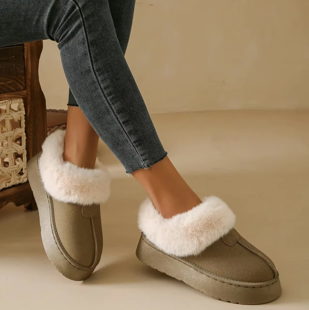 Furryy Fluff Slipper - Cozy Wool Craft. Kuschelige Hausschuhe Damen Khaki – warme Slipper mit dicker Sohle für Winter