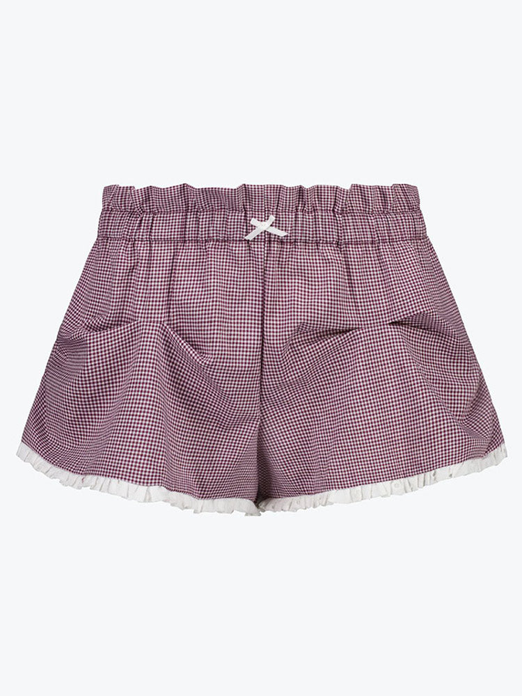Detailansicht der Rubyy Shorts in Bordeaux-Karo mit elastischem Bund, weißer Schleife und Rüschenabschluss, Cozy Loungewear Damen.