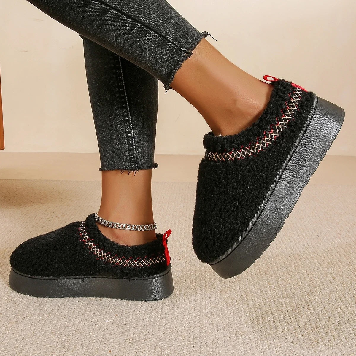 Winter Slipper Damen Schwarz – warme Hausschuhe mit rutschfestem Boden Teddyfell