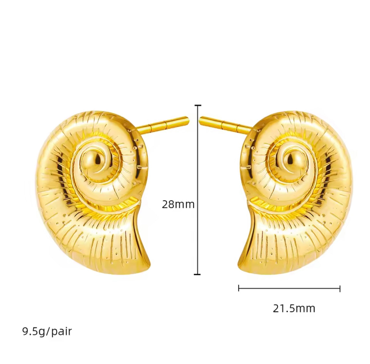 Goldene Ohrringe in Muschelspiralform, inspiriert von der Natur des Meeres, elegante maritime Ohrstecker von CozyWoolCraft.