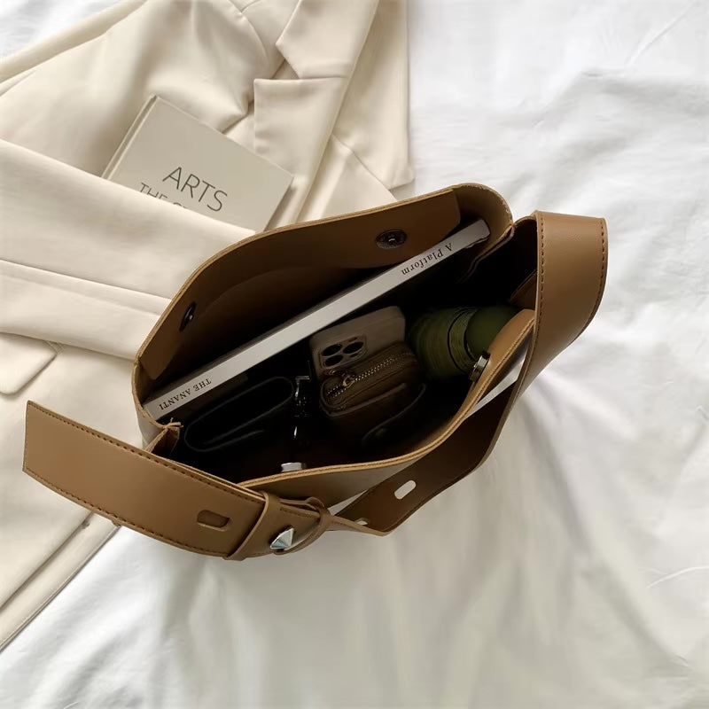 Softyy Leather Shopper Bag – Innenansicht in Braun, geräumig für Laptop und Essentials