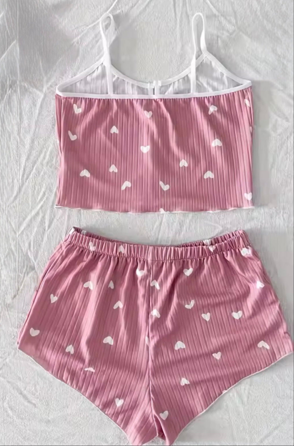Rückseite des rosa Sweetyy Pyjama Sets mit weißen Herzen, weiche elastische Passform für gemütliche Nächte und Loungewear.