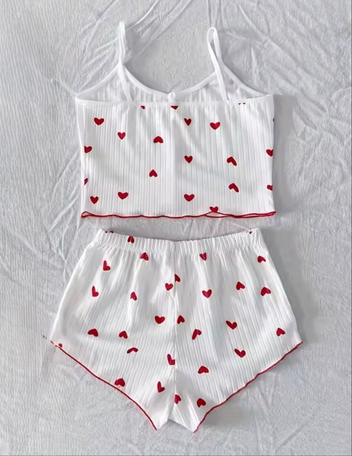 Rückansicht des weißen Sweetyy Pyjama Sets mit roten Herzen, elastische Shorts und zarte Träger, gemütliche Nachtwäsche Damen.