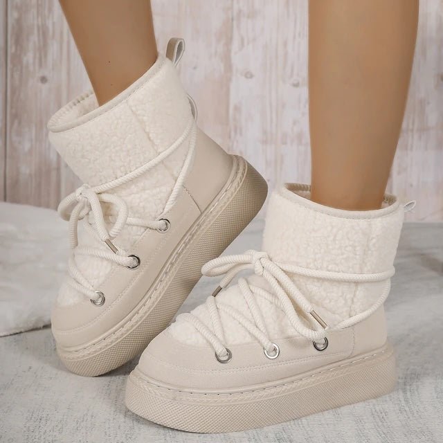 Bettyy Big Boots - Cozy Wool Craft. Beige Winterstiefel Damen – gefütterte Schneestiefel mit dicken Schnürsenkeln und Fellrand