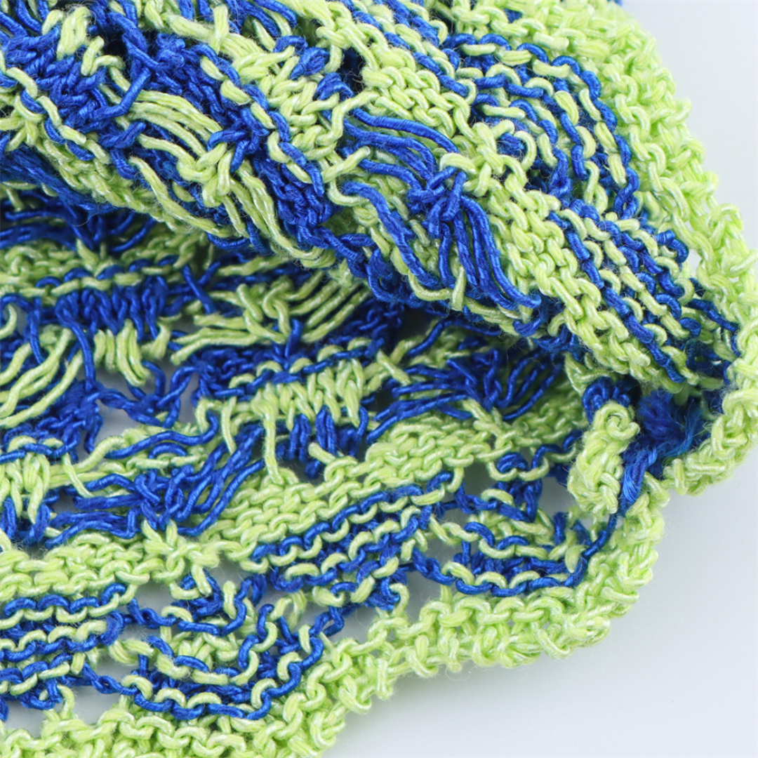 Detailaufnahme des Annyy Geometrischen Zweiteiler Sets – weicher Strickstoff mit Retro-Rautenmuster in Blau und Gelb für modische Sommerlooks.