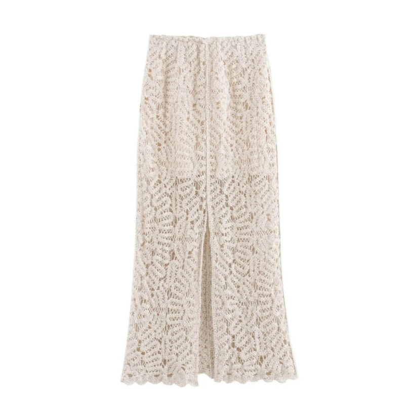 Die Hose des Bayyy Häkel Sets von CozyWoolCraft fällt locker mit feinem Schlitz vorn – handgefertigter Häkelstil mit femininer Sommernote.