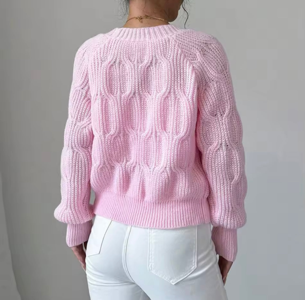 Rückansicht rosa Strickjacke Damen – cozywoolcraft Bowyy Knit Cardigan mit Maschenstruktur, TikTok Trend 2025