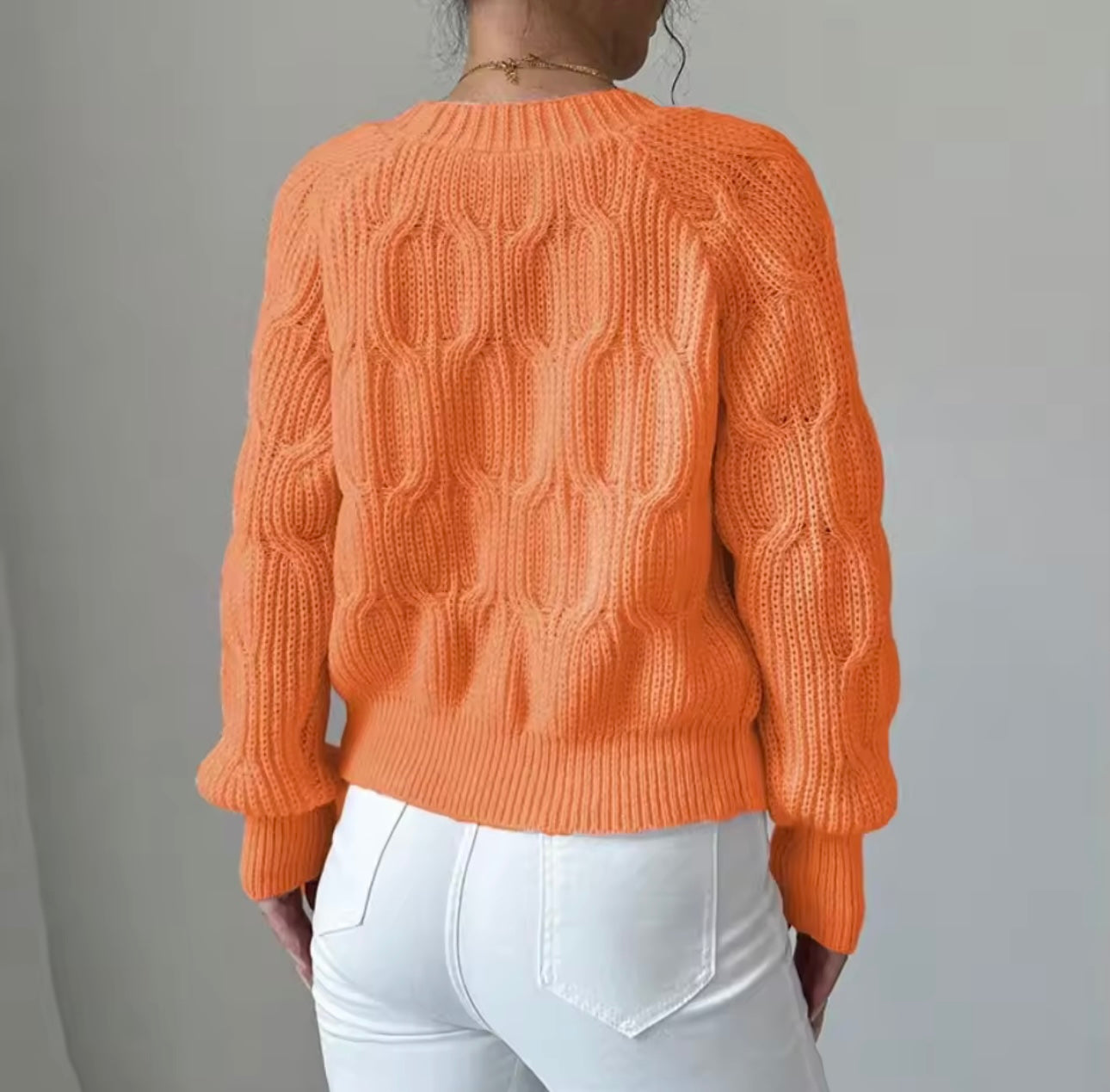 Rückansicht orange Strickjacke Damen – cozywoolcraft Bowyy Knit Cardigan mit Schleifenstruktur, Trend 2025 TikTok