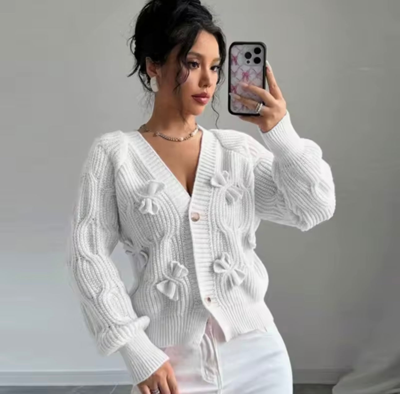 Weiße Strickjacke mit Maschen-Schleifen – cozywoolcraft Bowyy Knit Cardigan, viraler TikTok & Instagram Trend 2025