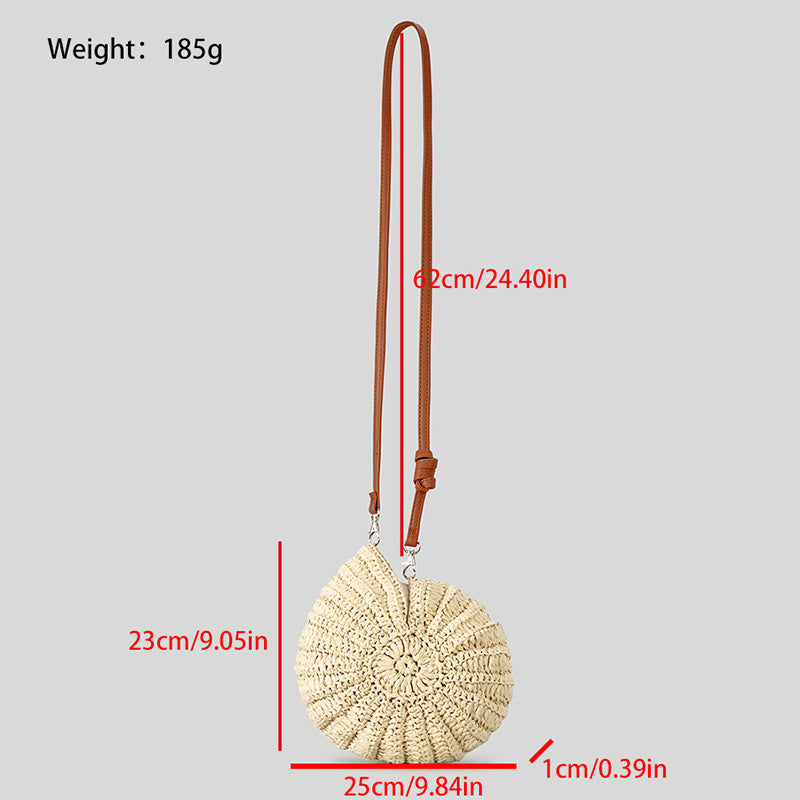 Maße der Brryy Muschel Stroh Tasche: 25 × 23 cm, Gewicht 185 g, mit braunem Riemen – stilvolles und leichtes Accessoire für warme Tage.