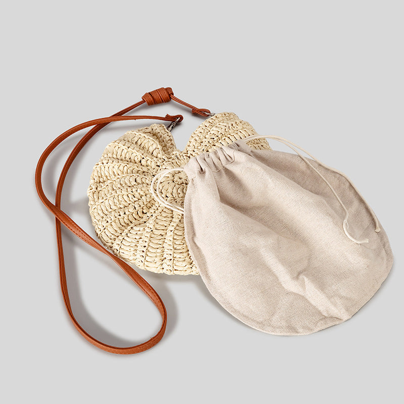 Die Brryy Muschel Stroh Tasche mit Stoff-Innenbeutel vereint Natürlichkeit und Funktionalität – ideal für Strand, Stadt oder Sommerurlaub.