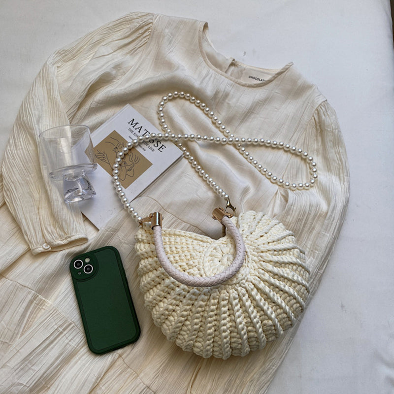 Die Brryy Muschel Stroh Tasche mit eleganter Perlenkette – stilvolles Accessoire zu hellen Sommer-Outfits für Urlaub, Strand oder City-Look.