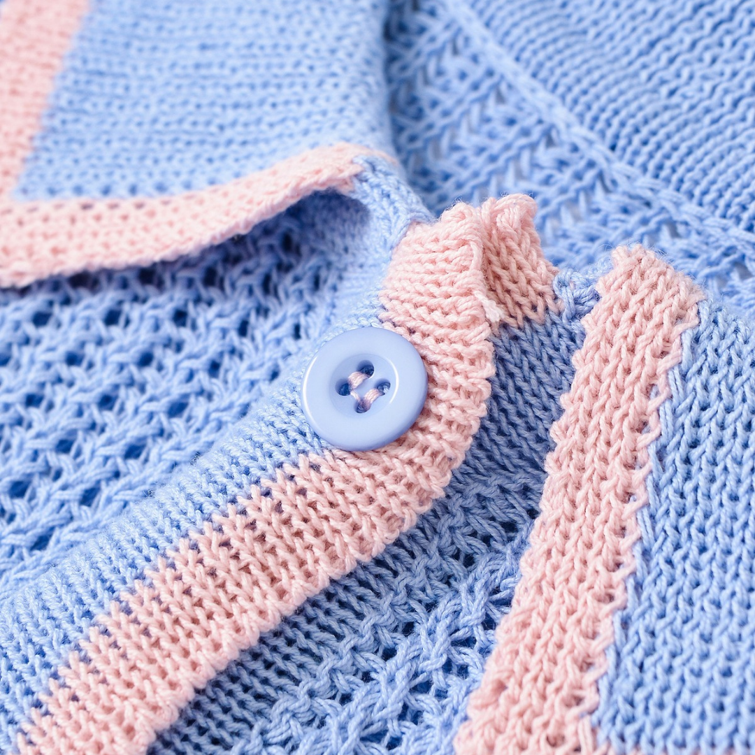 Detailaufnahme des Cellyy Häkel Zweiteiler Sets – Knopfleiste mit rosa Kanten und feinem Strickmuster für liebevolle Handwerksoptik.