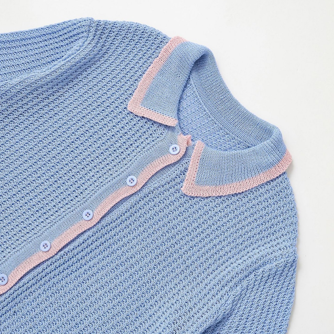 Detail des Cellyy Häkel Zweiteiler Sets – Kragen in Rosa und Hellblau mit feinem Strickmuster für einen verspielten Retro-Touch.