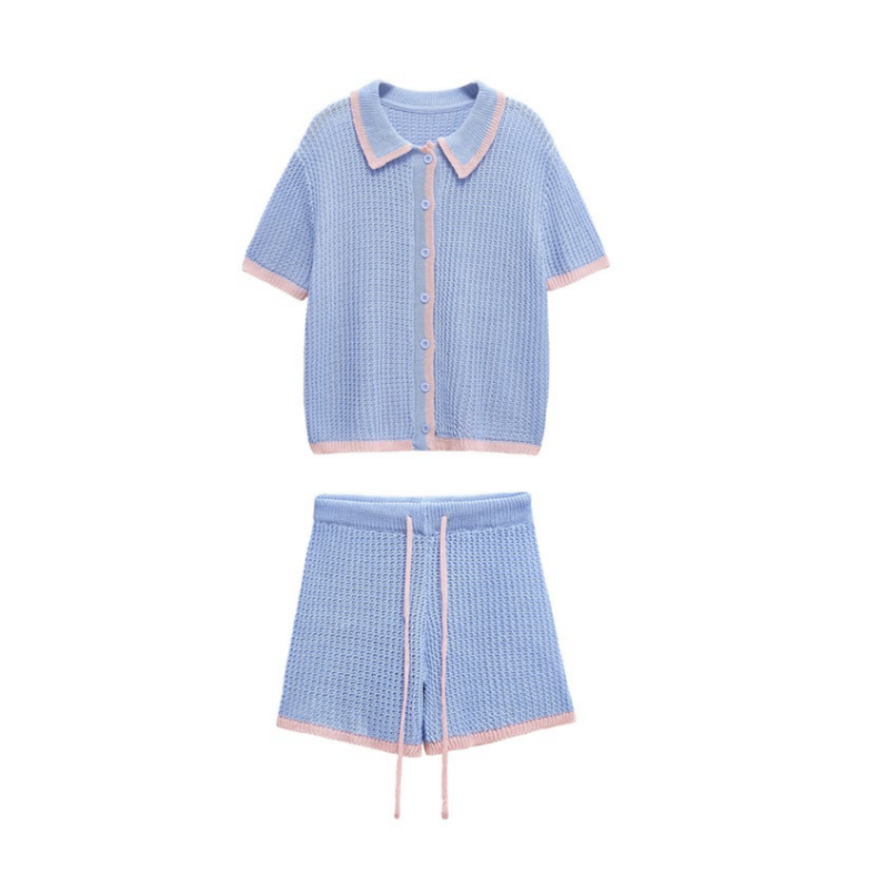 Das Cellyy Häkel Zweiteiler Set von CozyWoolCraft in Hellblau mit rosa Details vereint verspielten Charme und sommerliche Eleganz für trendige Looks.