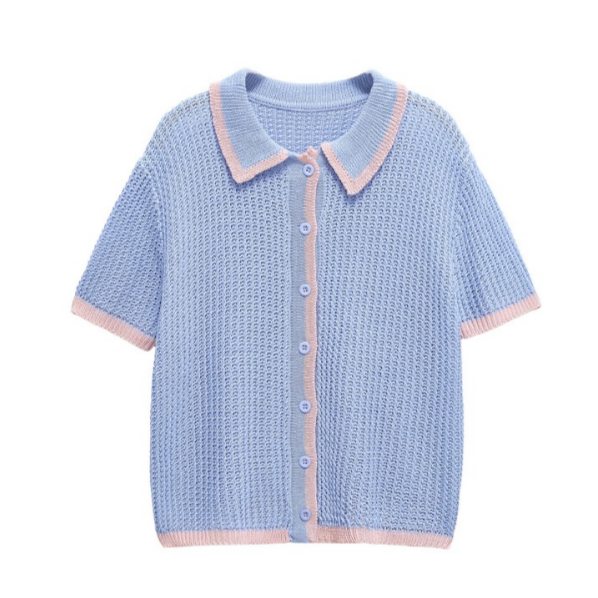 Das Oberteil des Cellyy Häkel Zweiteiler Sets von CozyWoolCraft zeigt Knopfleiste, Kragen und rosa Ränder – ein feminines Statement-Piece.