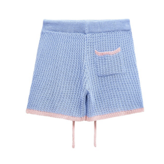 Die Rückseite der Cellyy Häkel Shorts zeigt eine kleine Tasche und feine rosa Details – ein lässig-femininer Sommerlook von CozyWoolCraft.