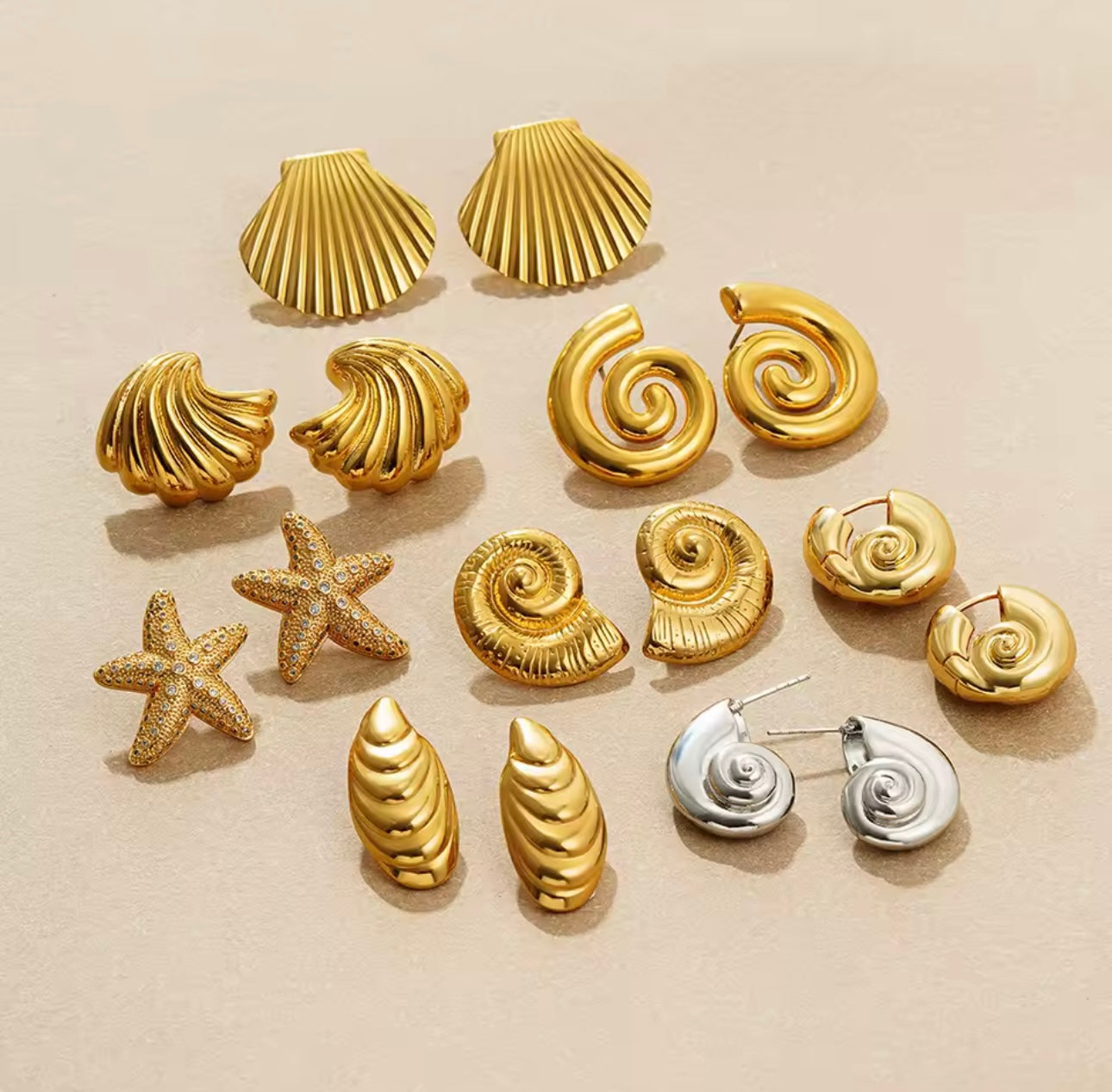 Maritime Ohrring-Kollektion von CozyWoolCraft mit goldenen und silbernen Designs in Form von Muscheln, Schnecken, Seesternen und Spiralen – eleganter Sommer-Schmuck mit Meeresinspiration.