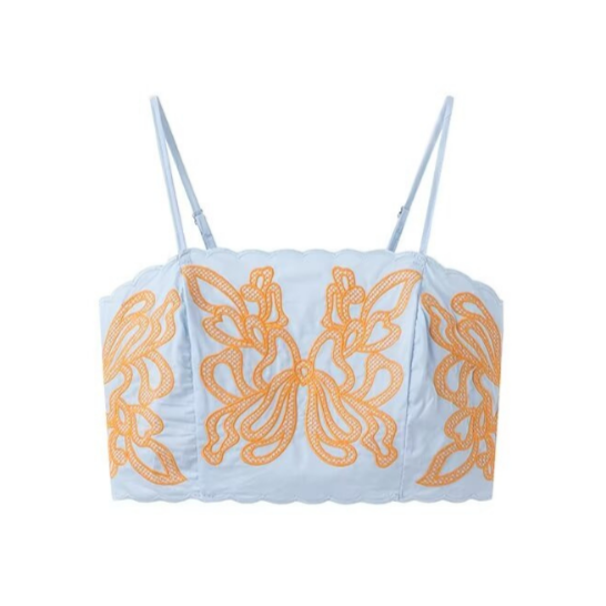 Crop-Top des Danyy Zweiteiligen Sets mit feinen Spaghettiträgern und floraler Stickerei in Orange – feminin, verspielt und elegant.
