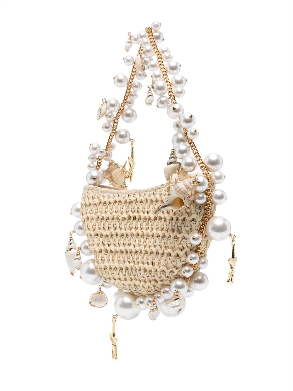 Elegante Ellyysa Muschel Strohhandtasche von CozyWoolCraft in Seitenansicht mit luxuriöser Perlenkette, goldenen Details und Muscheldesign.