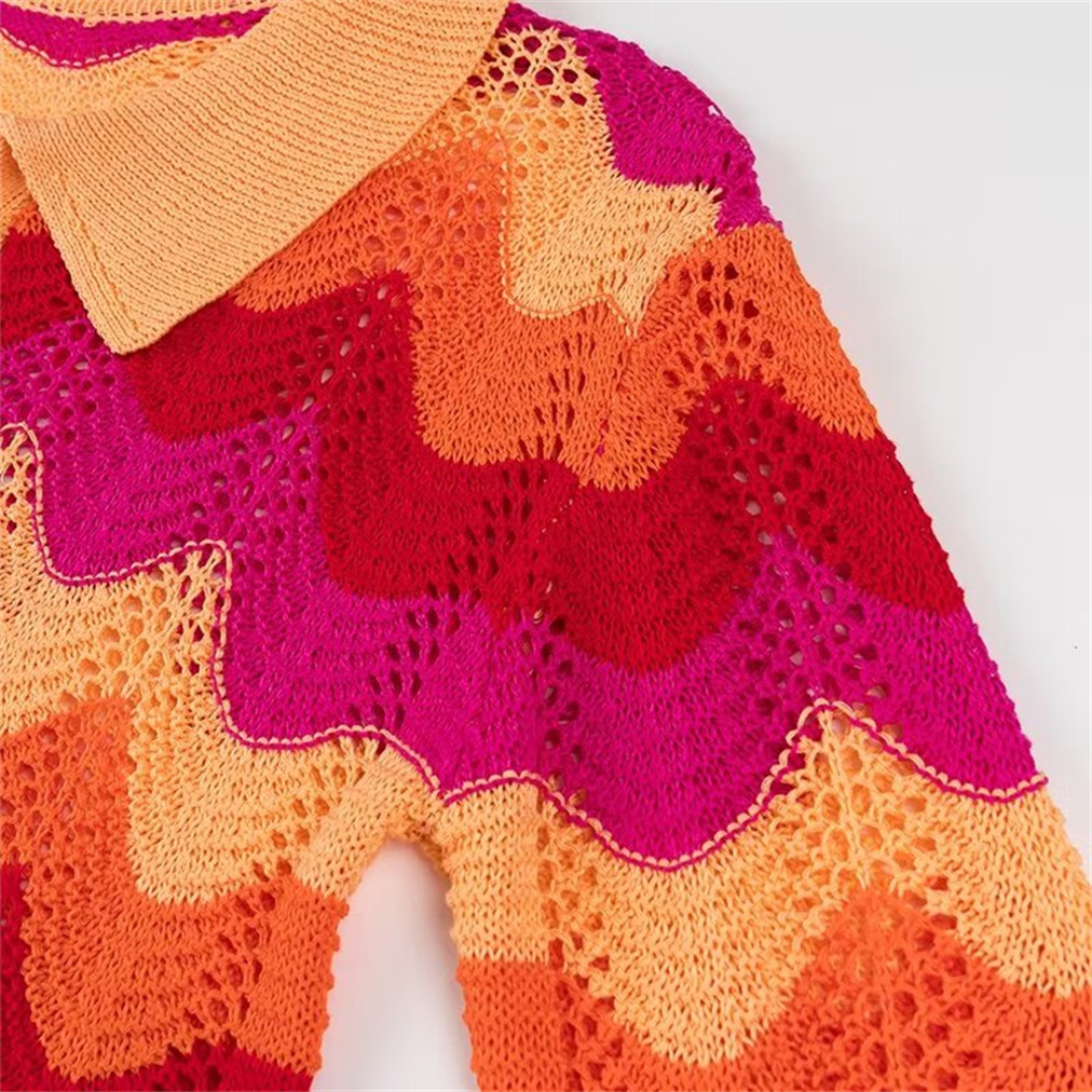 Detailaufnahme des Emmyy Strick Sets – feine Strickstruktur mit leuchtenden Farben und femininen Wellen für einen modernen Vintage-Touch.