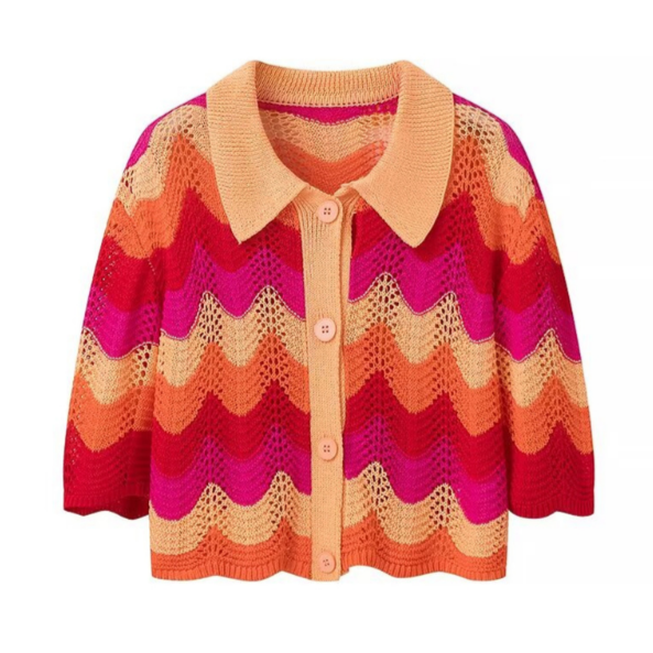 Die Strickjacke des Emmyy Sets zeigt Knopfleiste, Kragen und farbige Wellenmuster – modisch, verspielt und hochwertig verarbeitet.