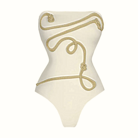 Das Jassyy Zweiteilige Set von CozyWoolCraft kombiniert einen weißen Bodysuit mit Seilapplikation und eine beige Stoffhose mit abstraktem Muster.