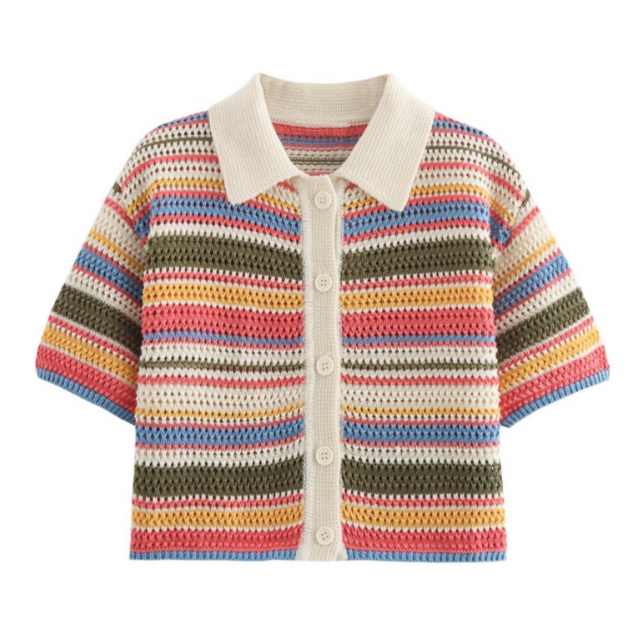 Der Jessyy Strick Cardigan mit Kragen und Knopfleiste bringt Farbe in deinen Look – handgestrickter Stil trifft auf trendigen Retro-Charme.