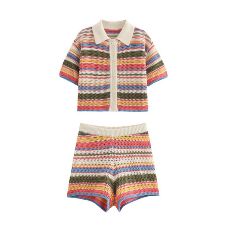 Das Jessyy Gestreifte Strick Set von CozyWoolCraft ist ein farbenfrohes Zweiteiler-Outfit mit Cardigan und Shorts – bequem, charmant und modern.