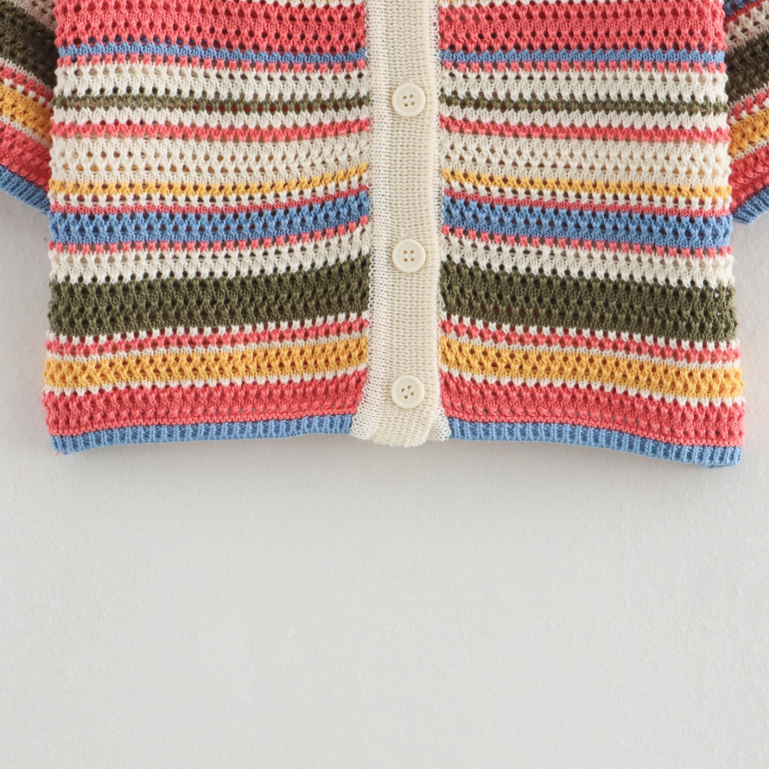 Detailaufnahme des Saums der Jessyy Strickshorts – feine Handarbeit, klare Farbtrennung und sanfte Kanten im Retro-Stil.