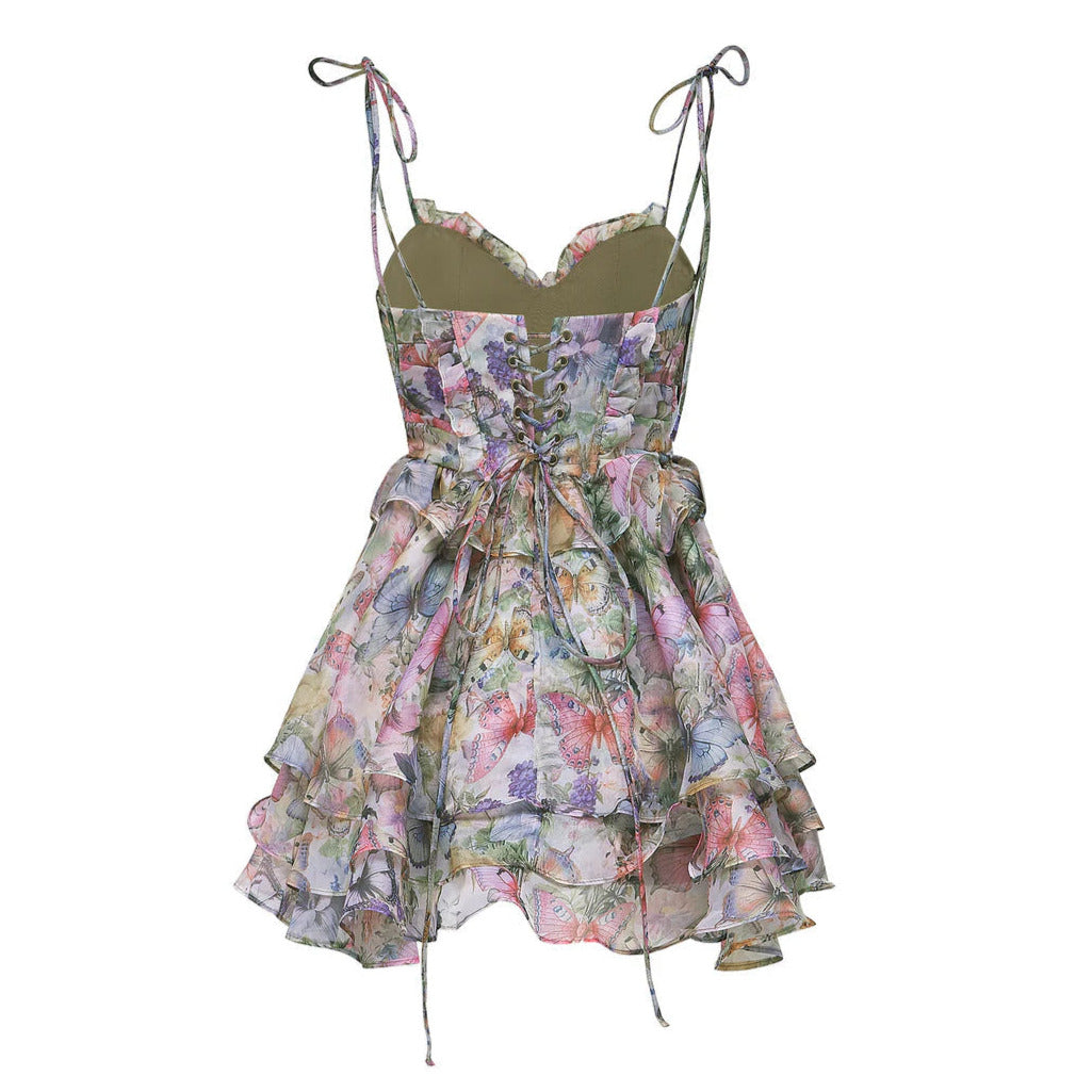 Detailansicht der Schnürung des Karyy Floralen Minikleids – zarte Stoffbänder, blumiger Print und feminine Verarbeitung für sommerliche Eleganz.