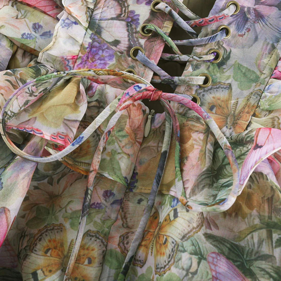 Feine Spaghettiträger mit Schleifen des Karyy Floralen Minikleids – verspielte Details für einen femininen, leichten Sommer-Look.