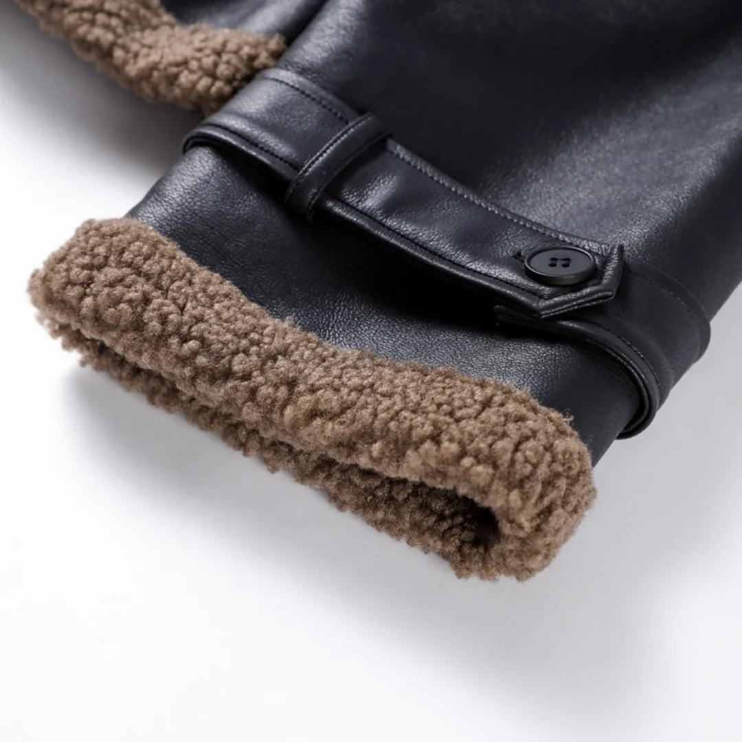 Black Sheepyy schwarzer Teddy Leder Mantel - Cozy Wool Craft