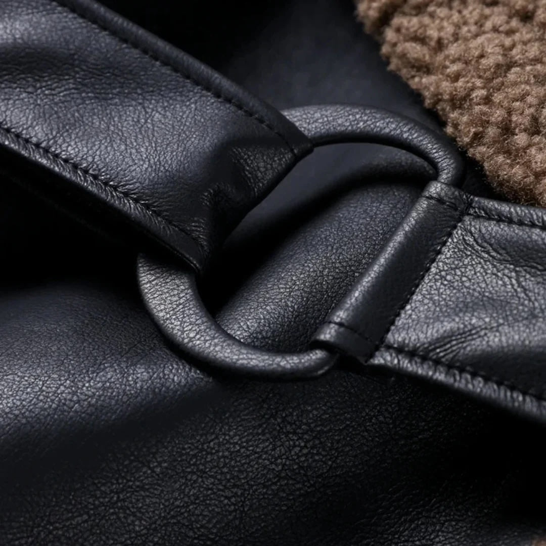 Black Sheepyy schwarzer Teddy Leder Mantel - Cozy Wool Craft